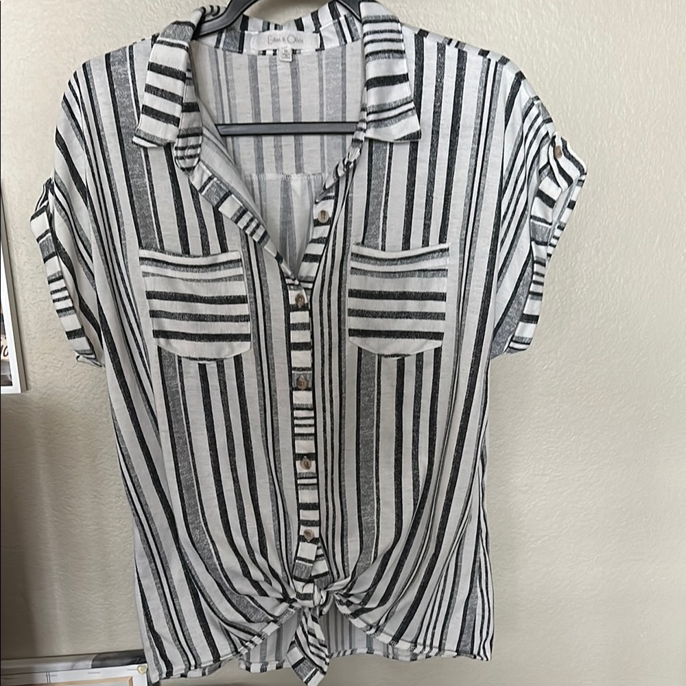 Eden & Olivia Black and White Short Sleeve Button Down Shirt